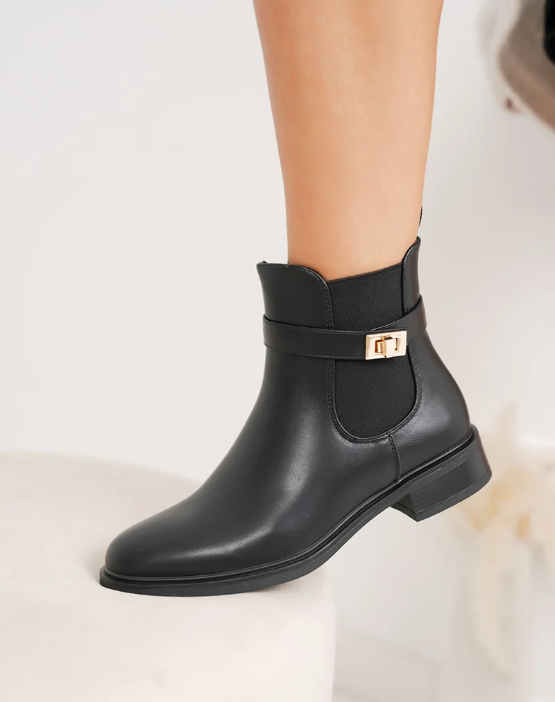 Bottines noires chelsea avec boucle dorée décorative
