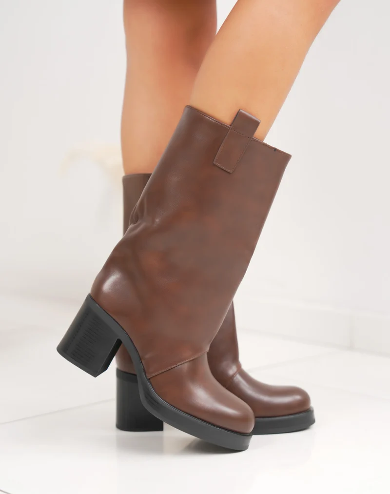 Bottines hautes marron à bout rond et talon épais