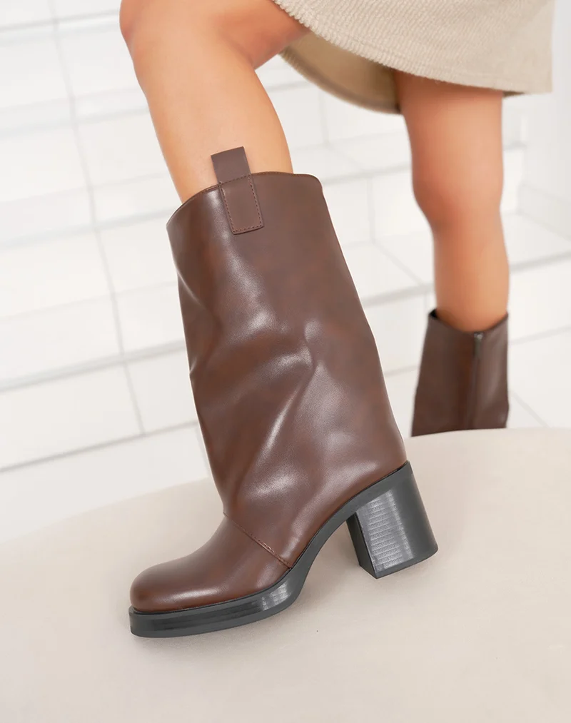 Bottines hautes marron à bout rond et talon épais