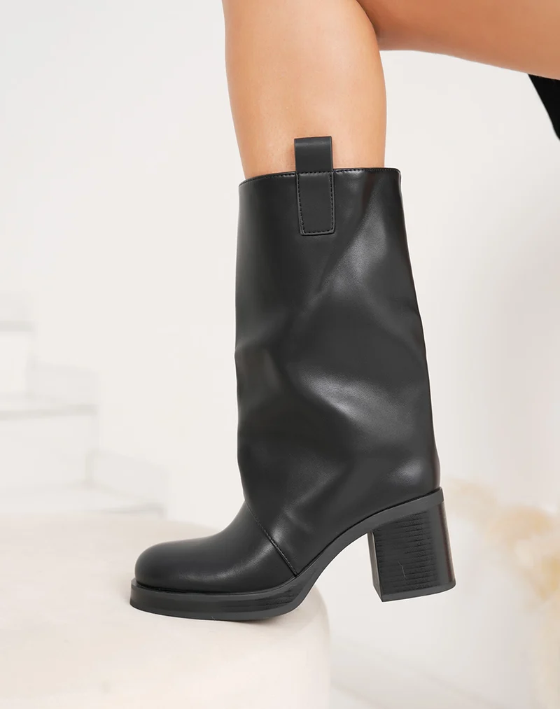 Bottines hautes noires à bout rond et talon épais