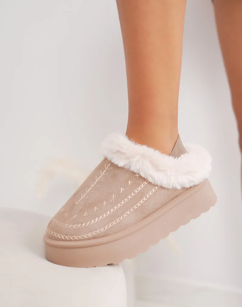 Mules femme beige foncé en suédine avec broderies et fourrure blanche
