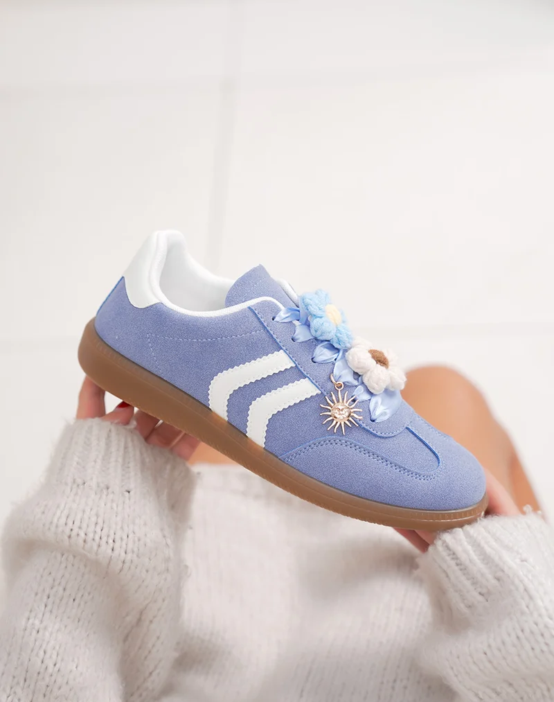 Basket femme bleu pastel tendance avec fleurs tricotées et bandes blanches