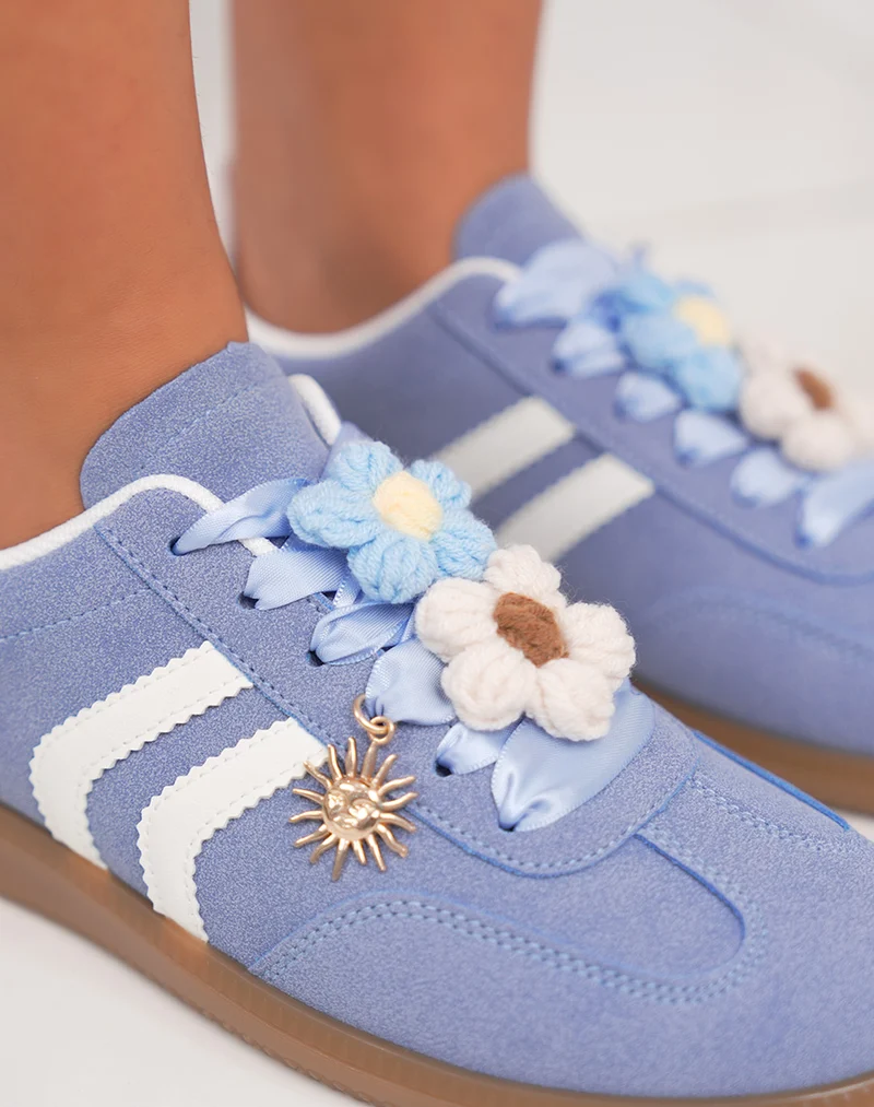 Basket femme bleu pastel tendance avec fleurs tricotées et bandes blanches