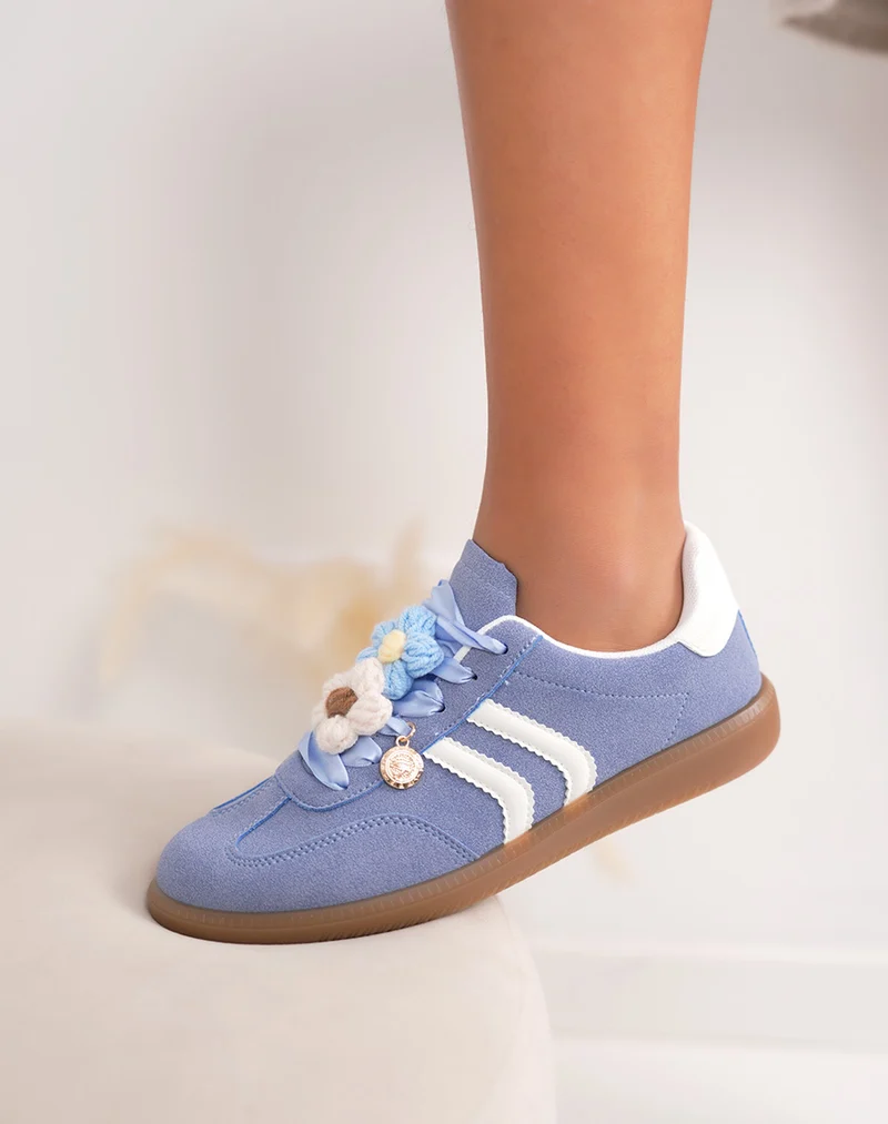 Basket femme bleu pastel tendance avec fleurs tricotées et bandes blanches