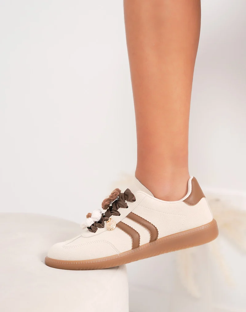 Basket femme beige tendance avec fleurs tricotées et bandes marron