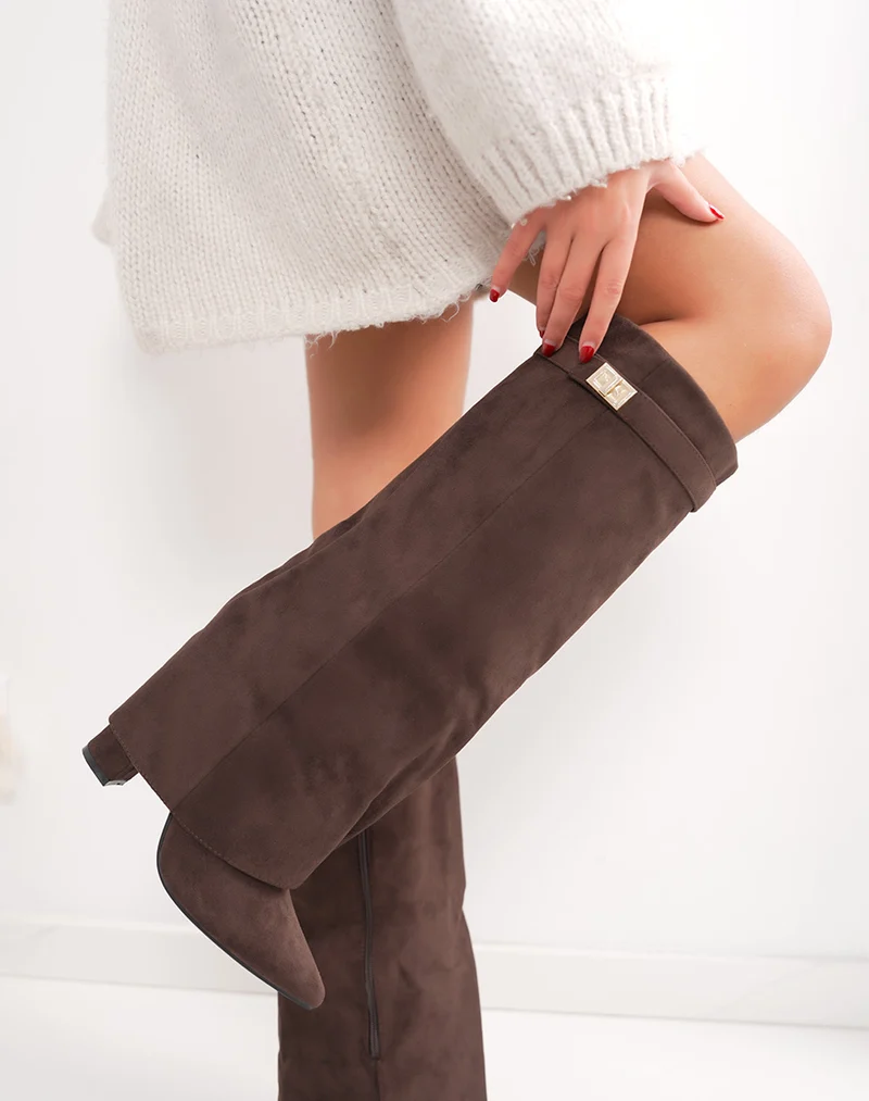 Bottes femme marron en suédine chic à bout pointu avec talon épais et cadenas doré