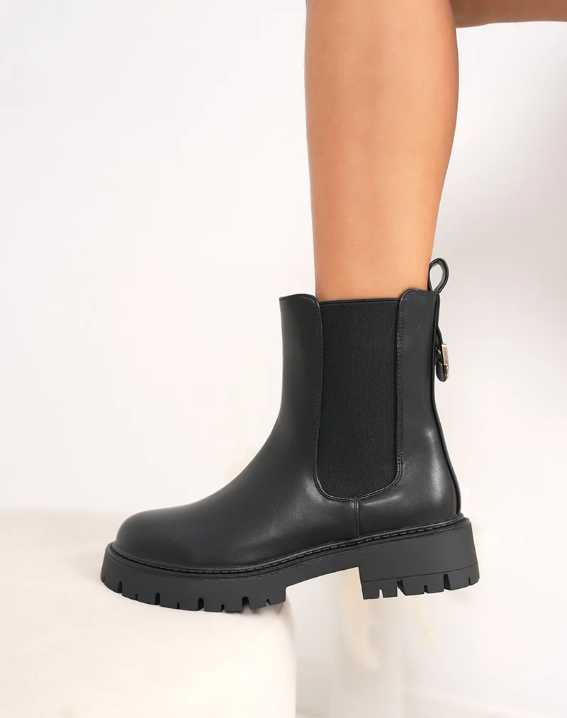 Bottines femme noires élégantes style chelsea avec boucle dorée et semelle crantée