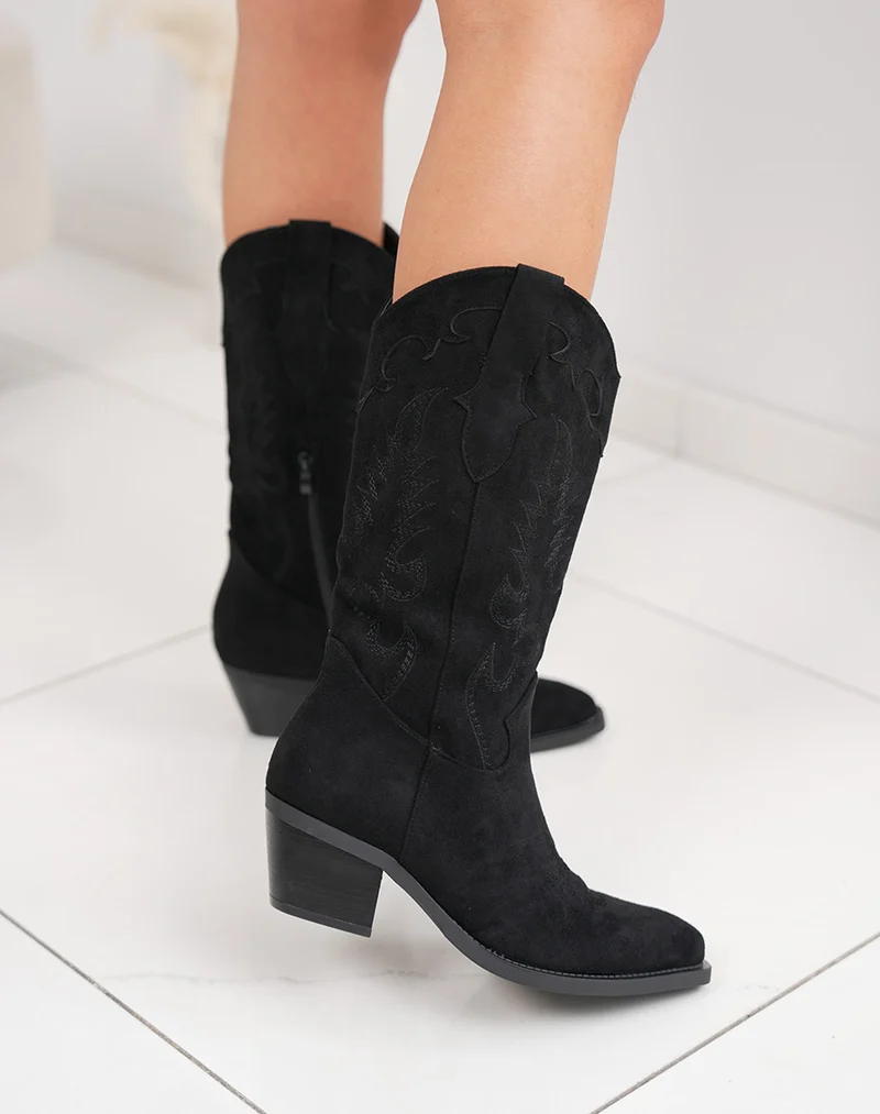 Santiags femme noires en suédine brodée avec bout pointu et tige courte tendance