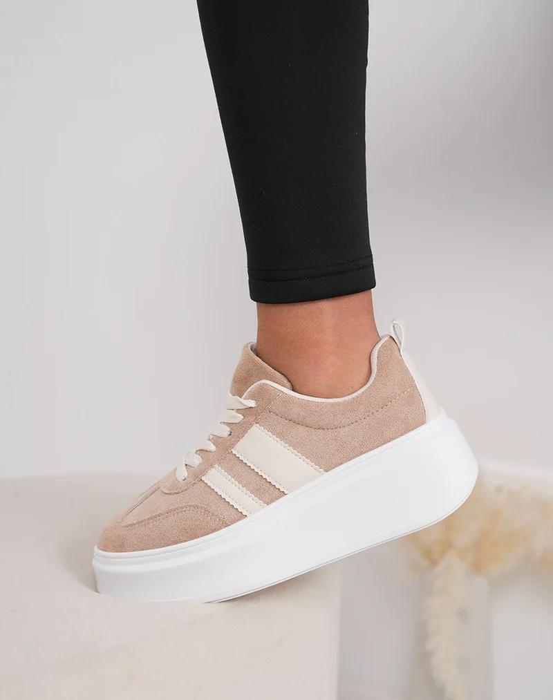 Basket femme beige foncé élégante avec rayures écru et plateforme blanche tendance