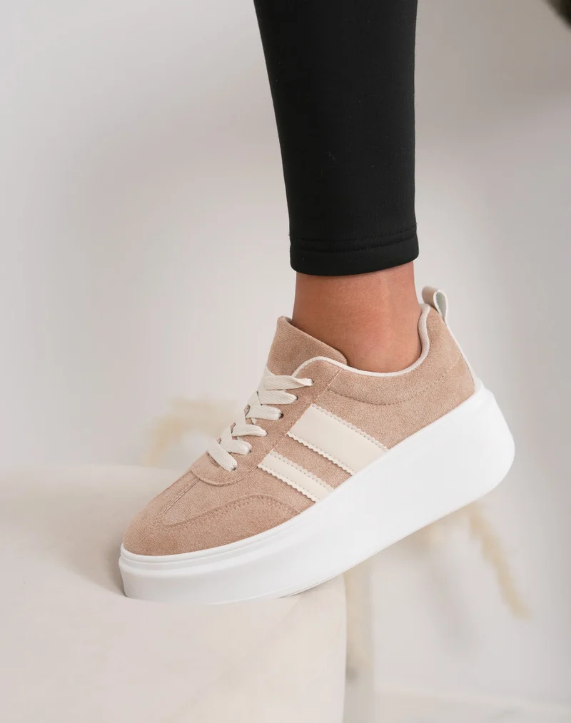Basket femme beige foncé élégante avec rayures écru et plateforme blanche tendance