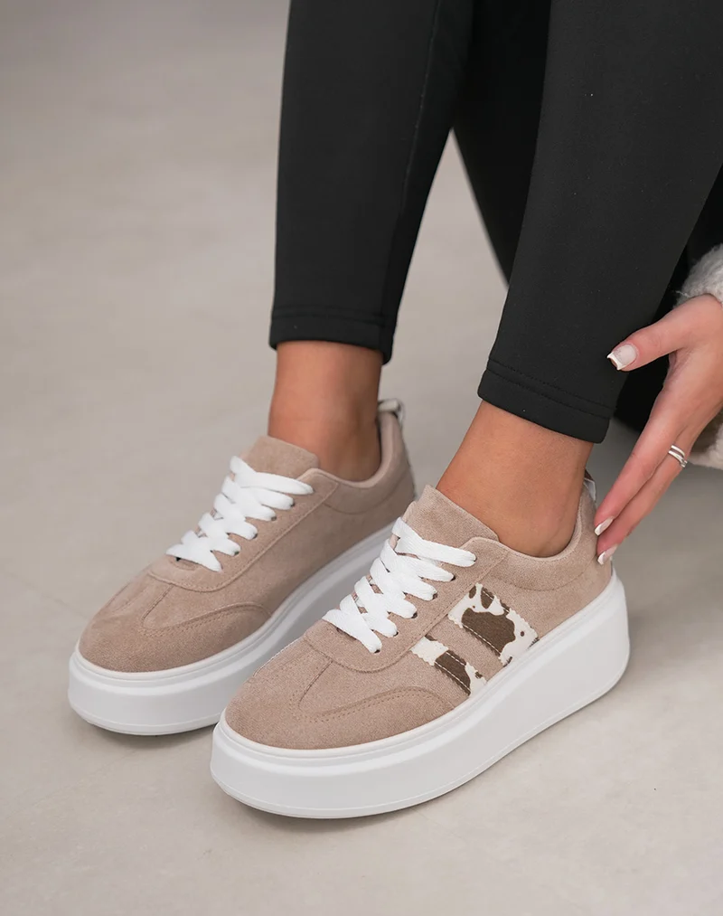 Basket femme taupe élégante avec rayures effet vachette et plateforme confortable