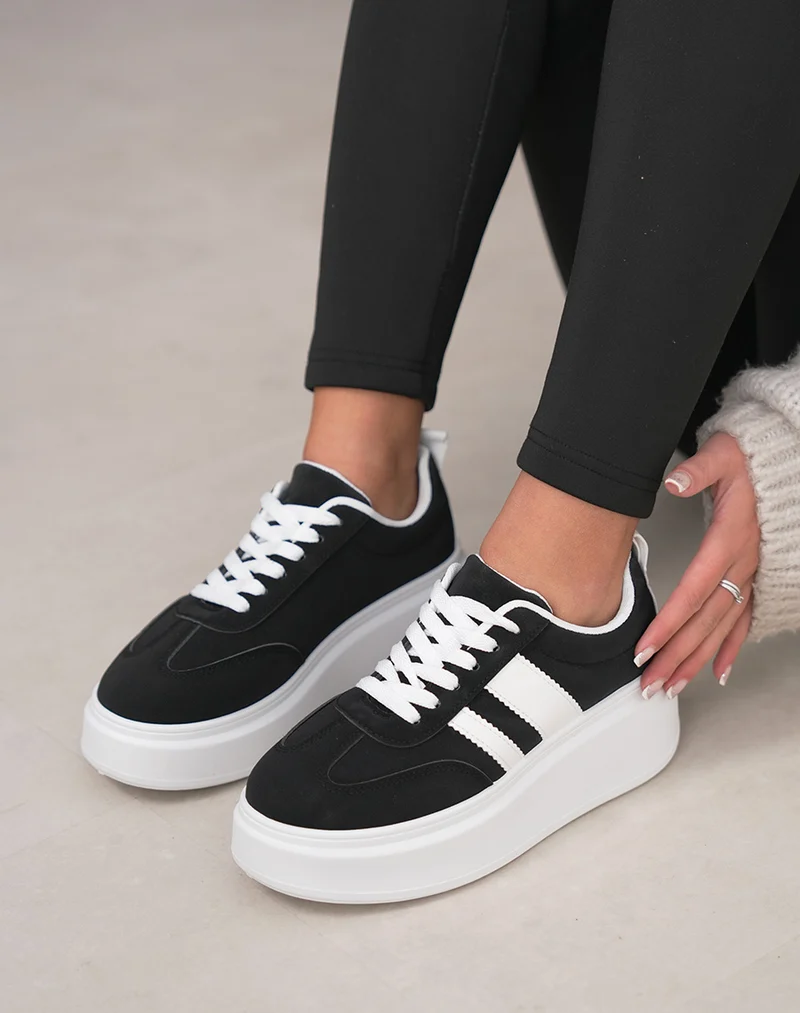 Basket femme noire tendance avec rayures épaisses et plateforme confortable