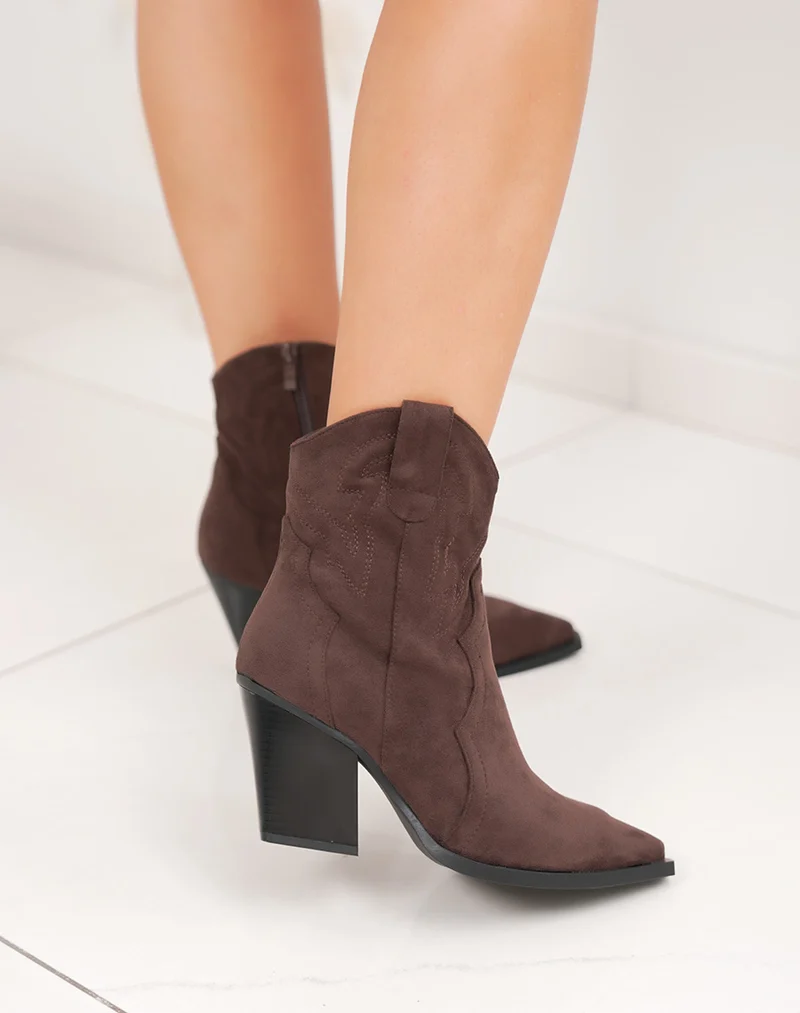 Bottines marron style santiags en suédine