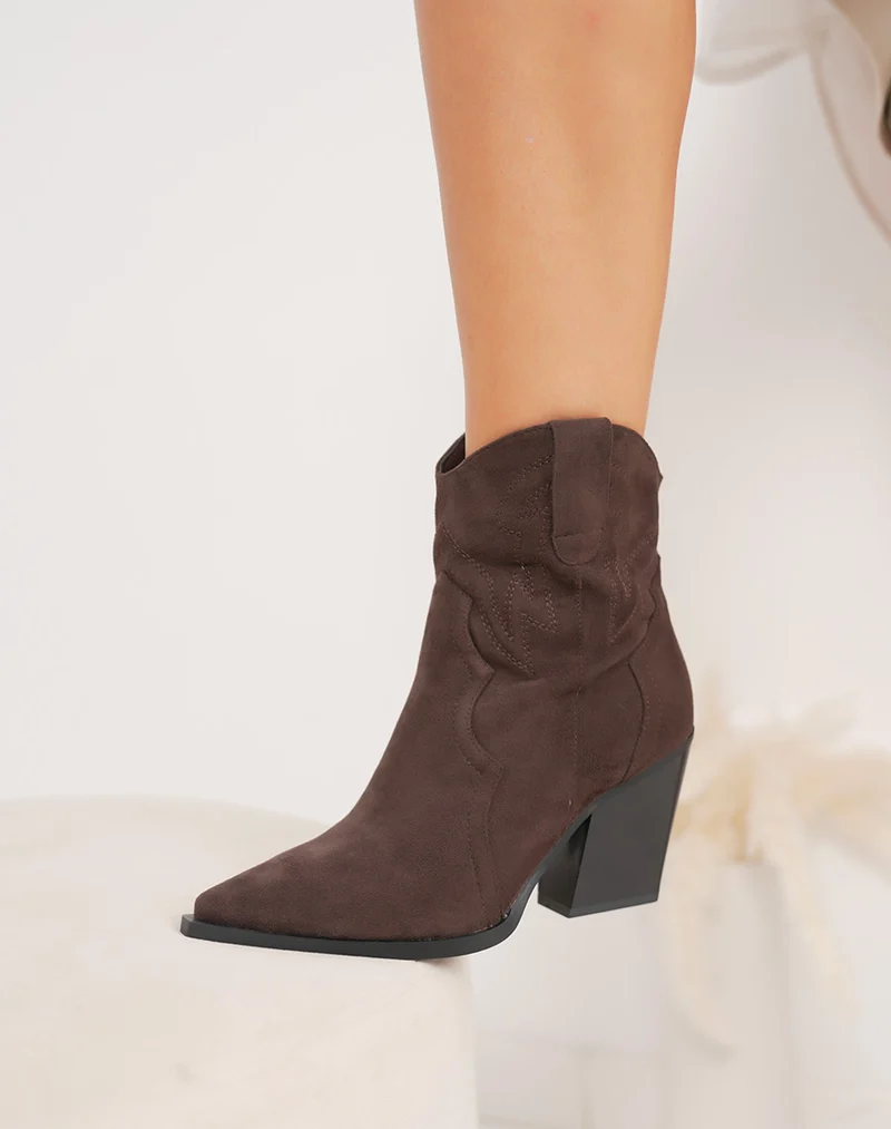 Bottines marron style santiags en suédine