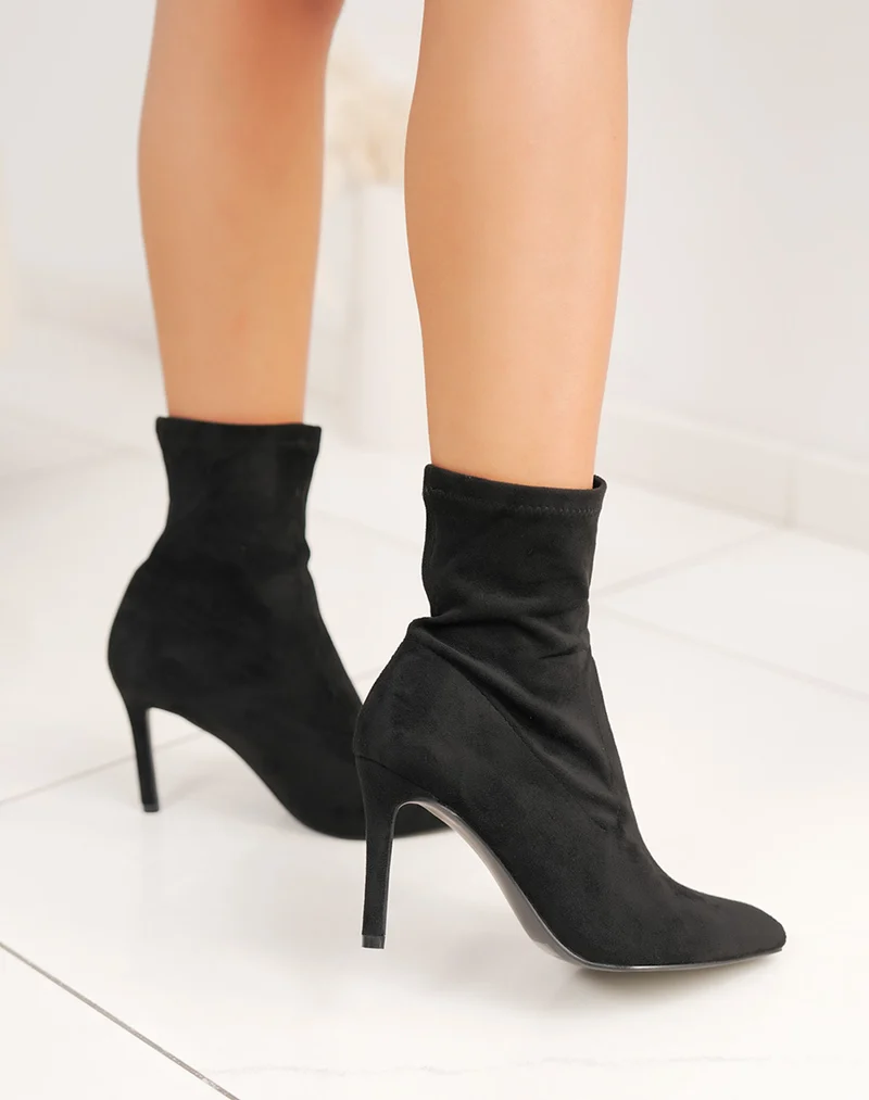 Bottines chaussettes noires en suédine à talon aiguille
