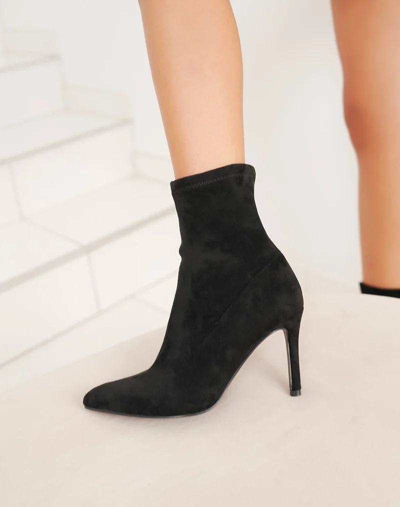 Bottines chaussettes noires en suédine à talon aiguille
