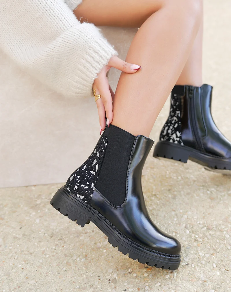 Bottines noires vernies style Chelsea à détail argenté