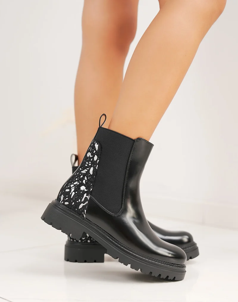 Bottines noires vernies style Chelsea à détail argenté