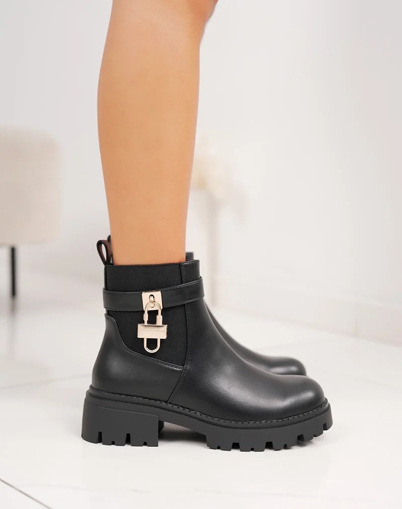 Bottines femme noires style chelsea à semelle crantée et détail cadenas doré