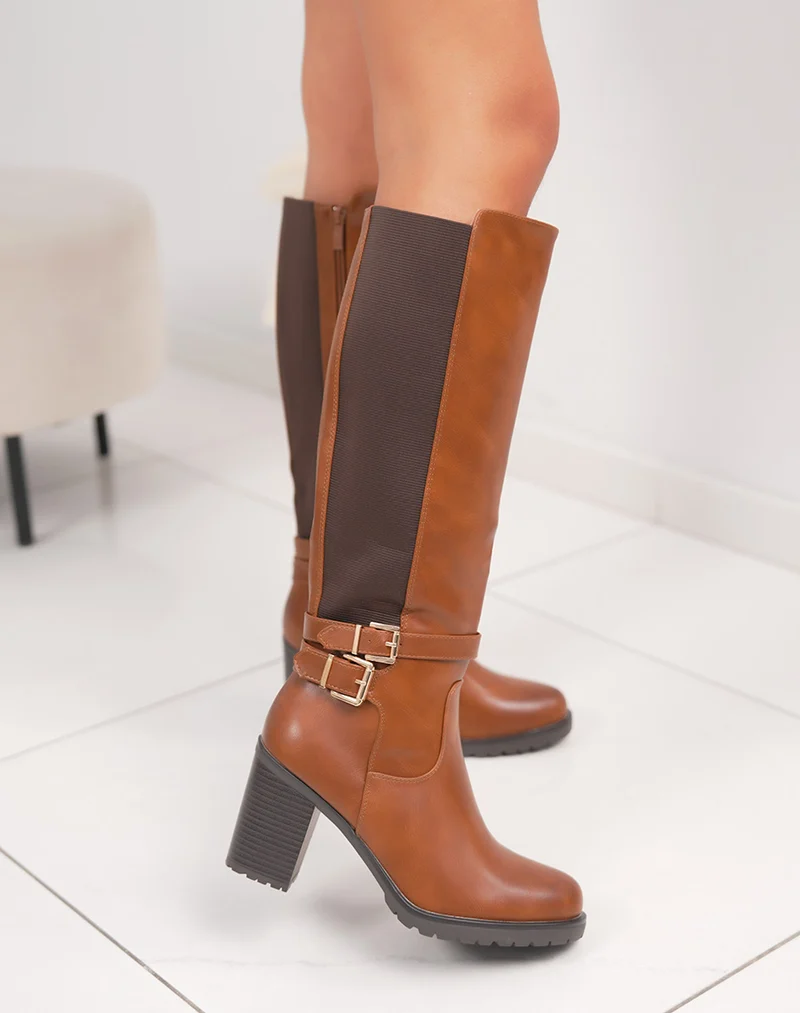 Bottes femme camel à talons hauts avec double boucles dorées et semelle crantée
