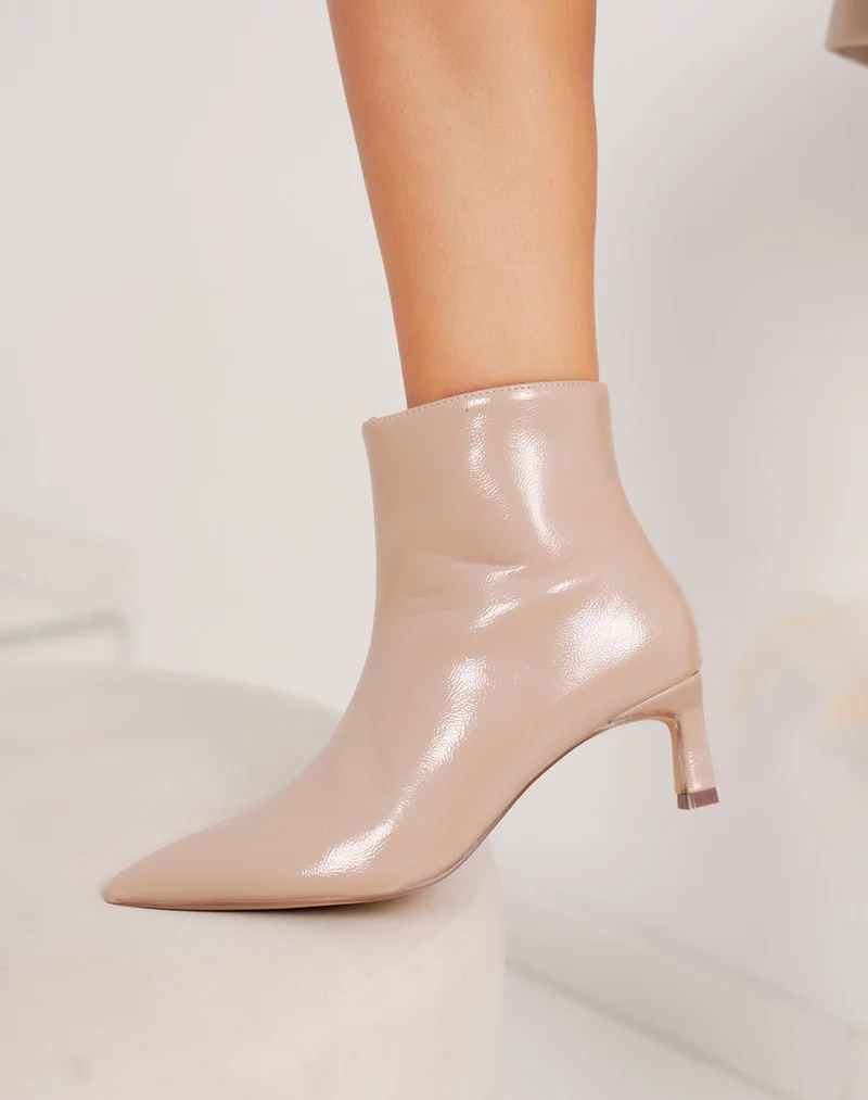 Bottines beige vernies à petit talon aiguille