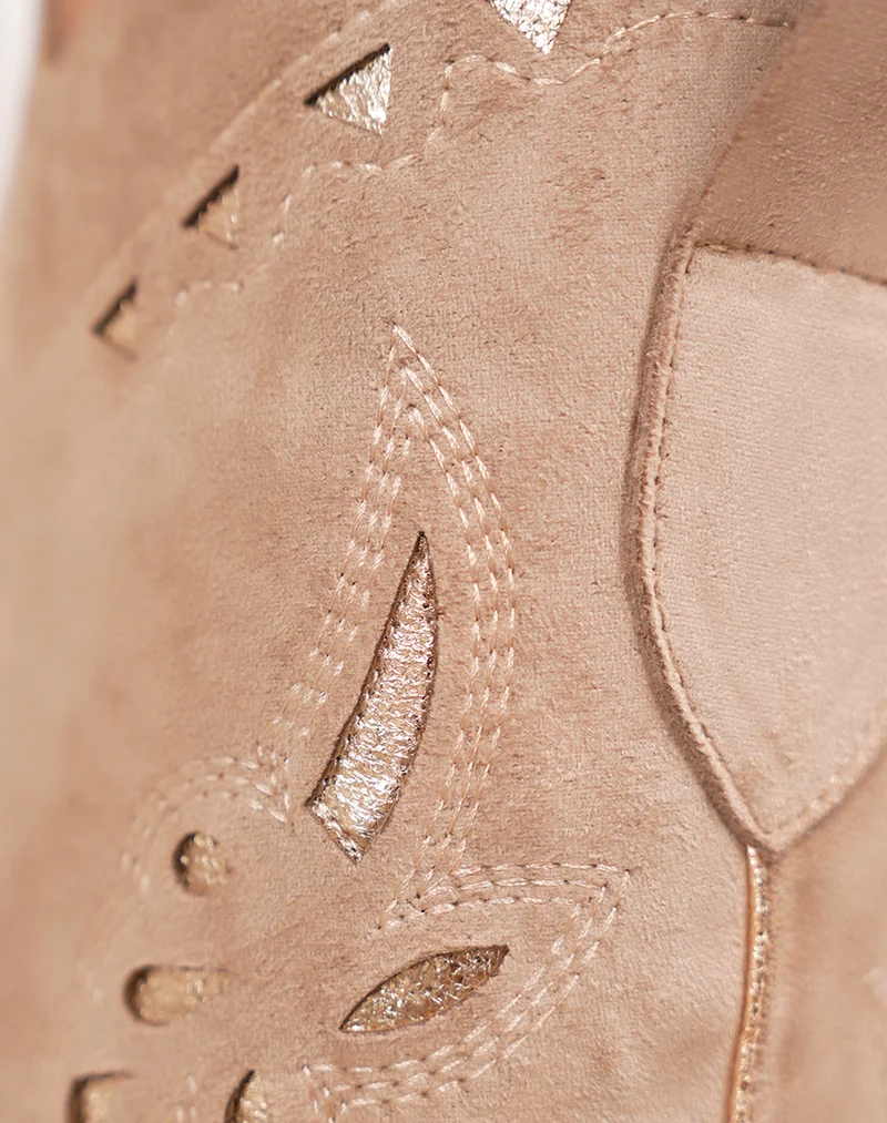 Bottes beige ajourées en suédine – style western féminin