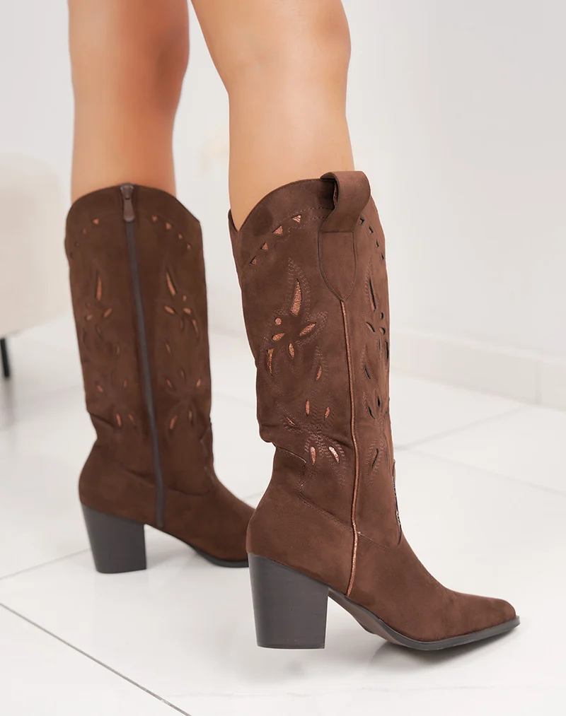 Bottes marron ajourées en suédine – esprit western revisité