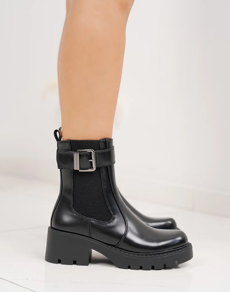 Bottines noires style Chelsea à sangle décorative – semelle crantée