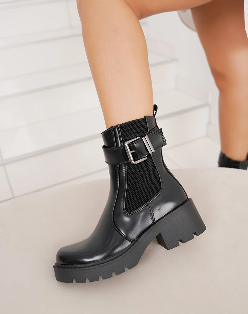 Bottines noires style Chelsea à sangle décorative – semelle crantée
