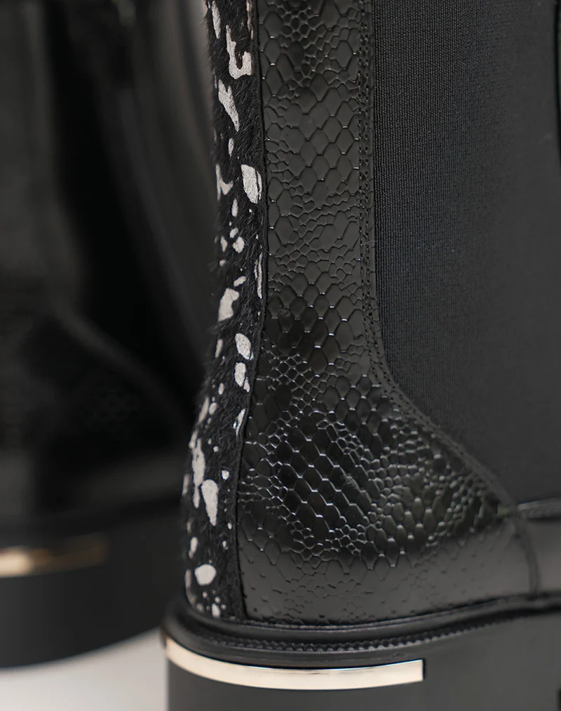 Bottines noires vernies style chelsea à effet croco et détail argenté