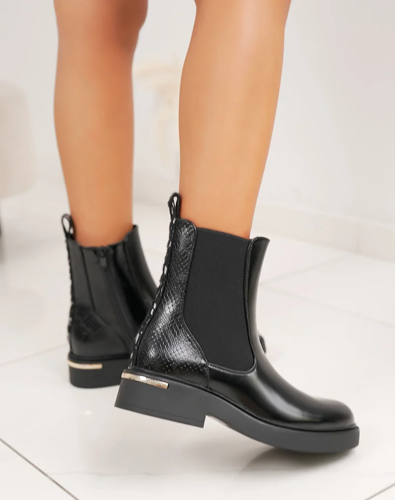 Bottines noires vernies style chelsea à effet croco et détail argenté