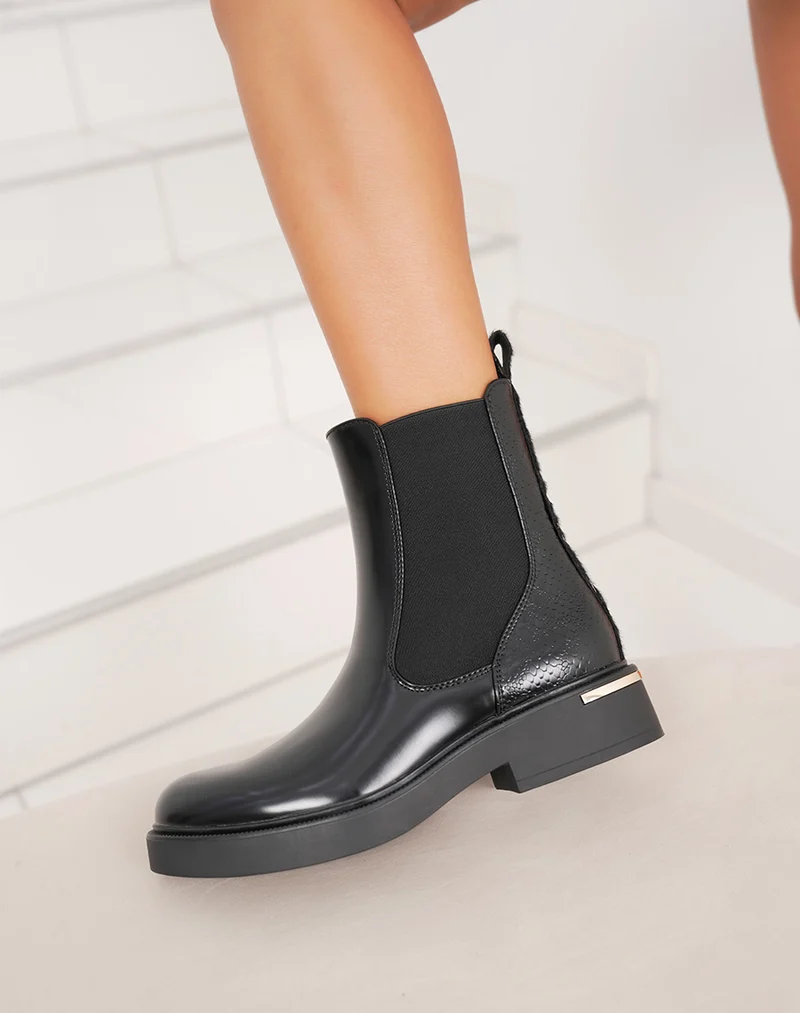 Bottines noires vernies style chelsea à effet croco et détail argenté