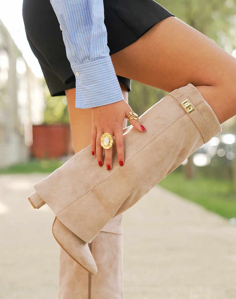 Bottes beige en suédine à bout pointu avec revers et détail doré