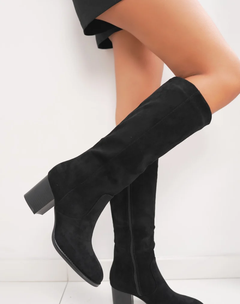 Bottes noires en suédine à talon carré et intérieur fourré