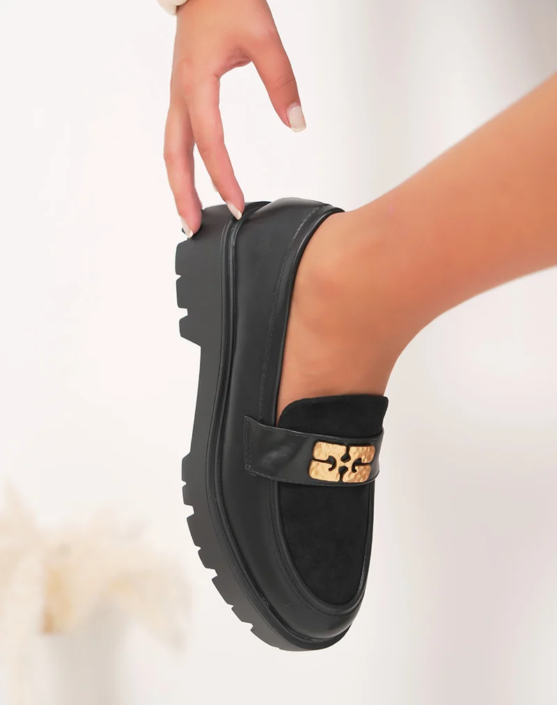 Mocassins noirs bi-matière avec bijou doré