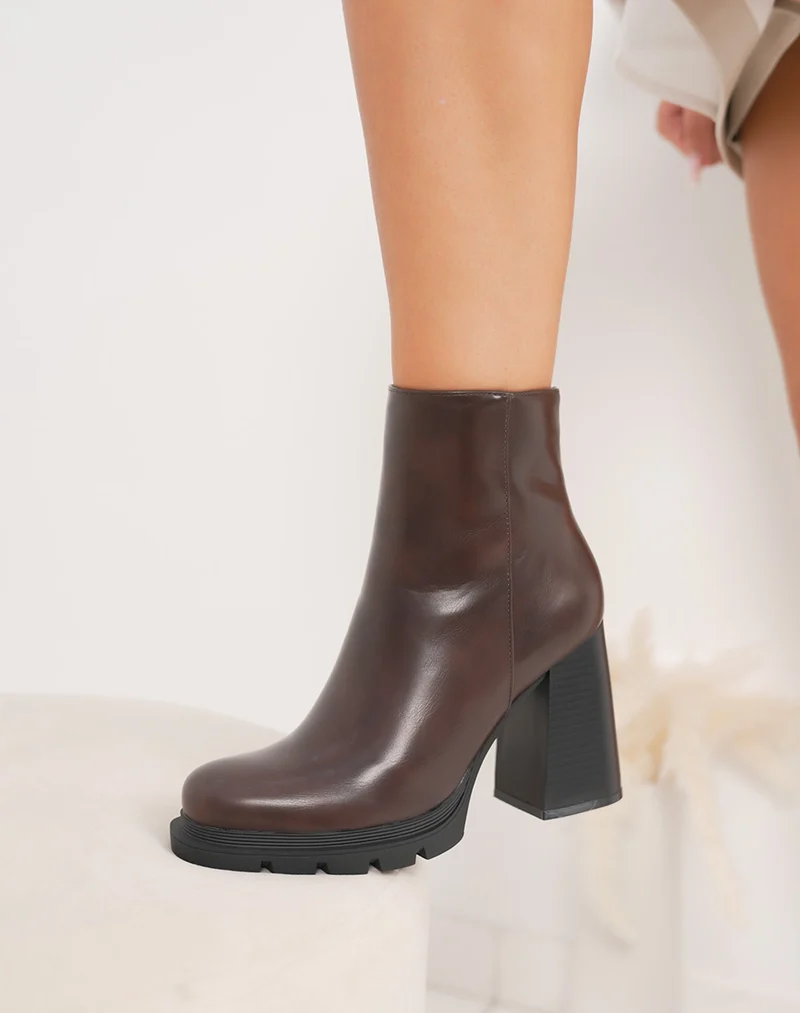 Bottines marrons à talon épais carré – Élégance et confort