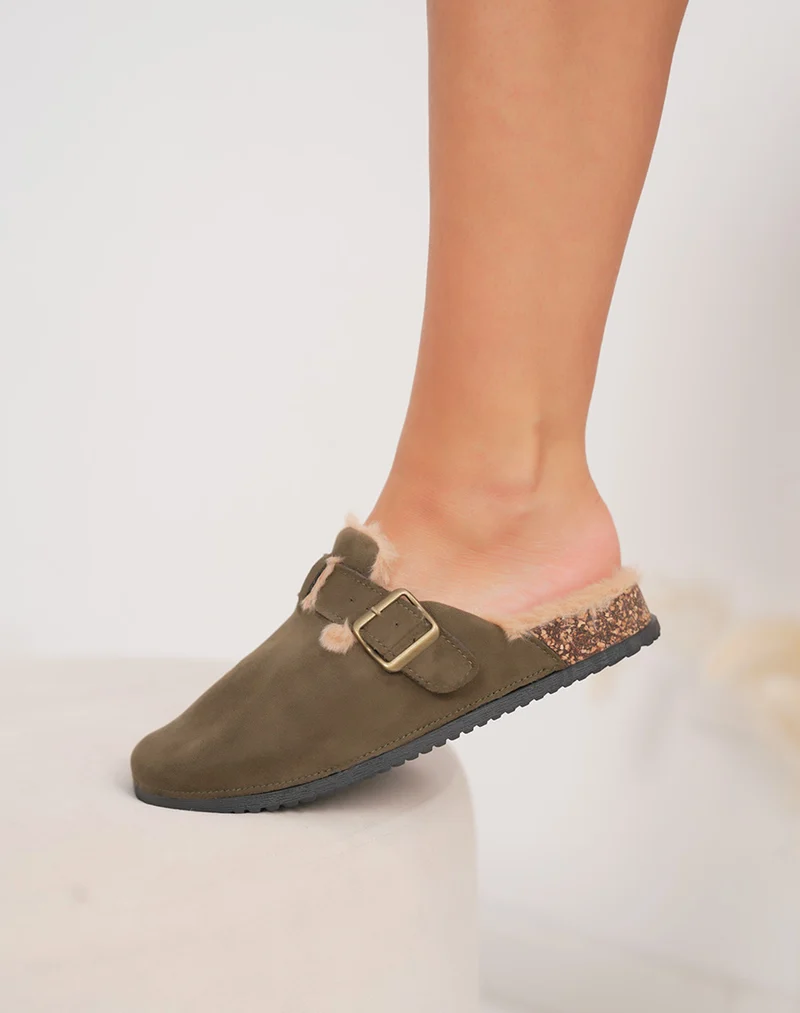 Mules kaki fourrées avec sangle décorative