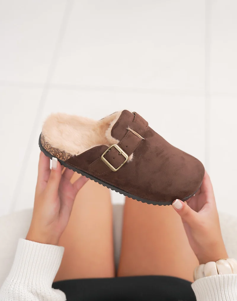 Mules marron fourrées avec sangle décorative