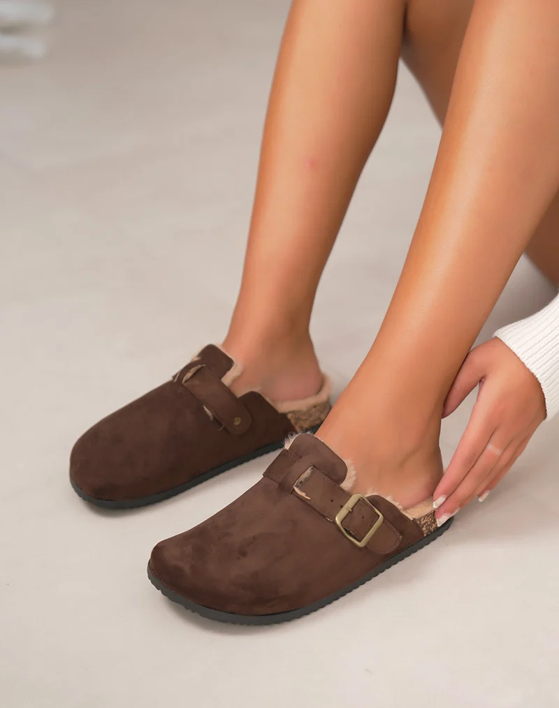 Mules marron fourrées avec sangle décorative
