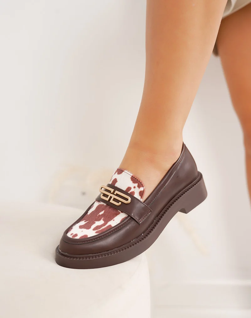 Mocassins marron à détails vachette et bijou doré