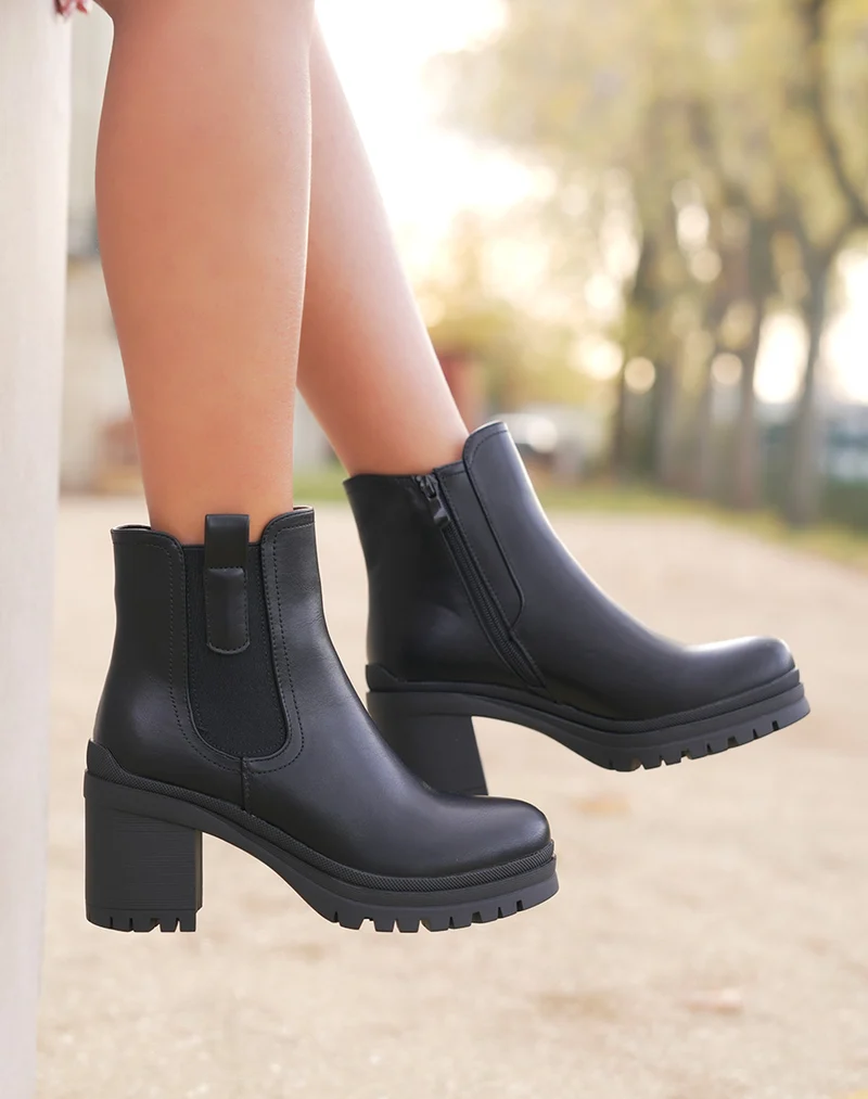 Bottines noires à talon carré fourrées