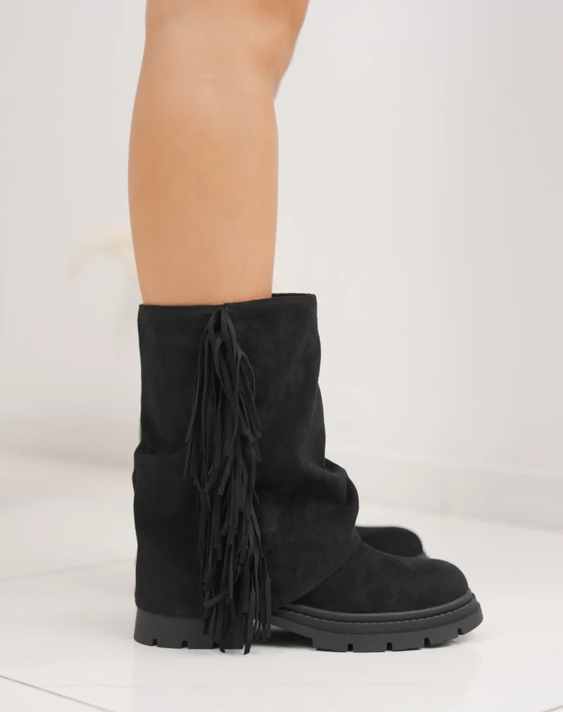 Bottines noires en suédine à franges et semelle crantée