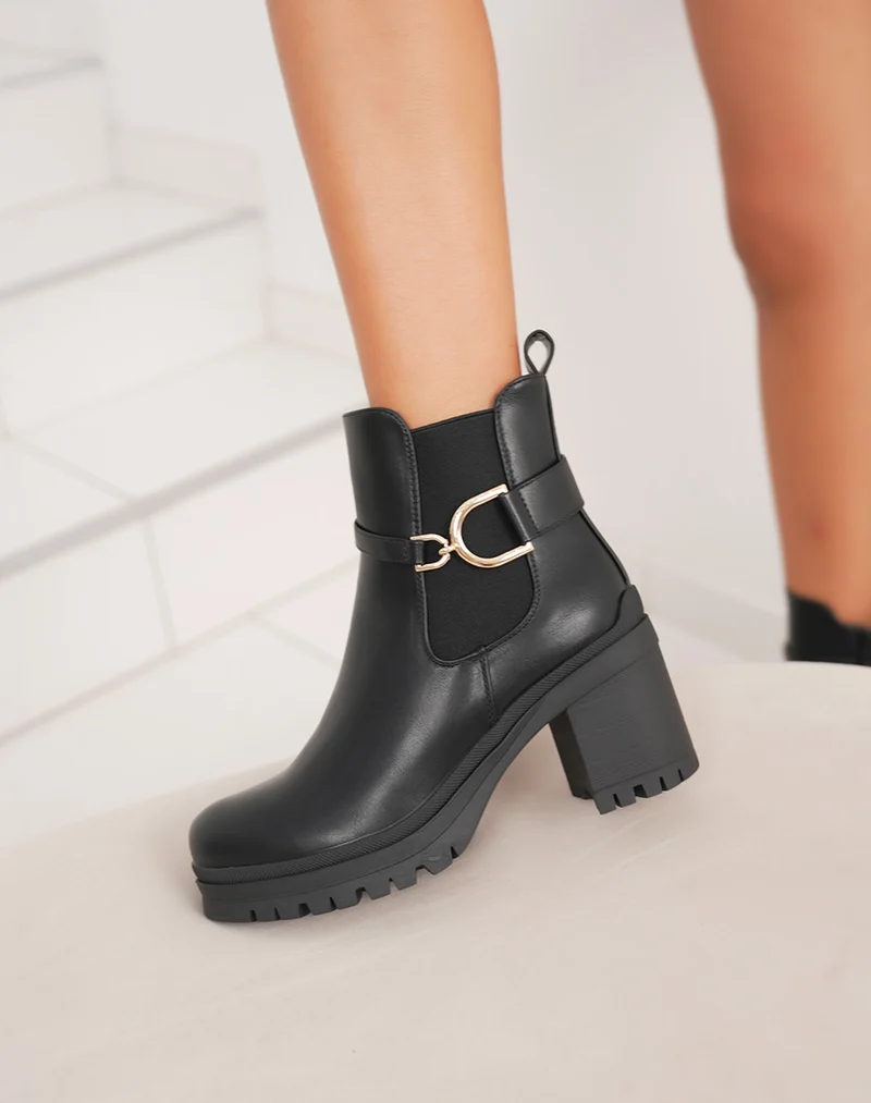 Bottines noires chelsea à talon moyen et boucle dorée
