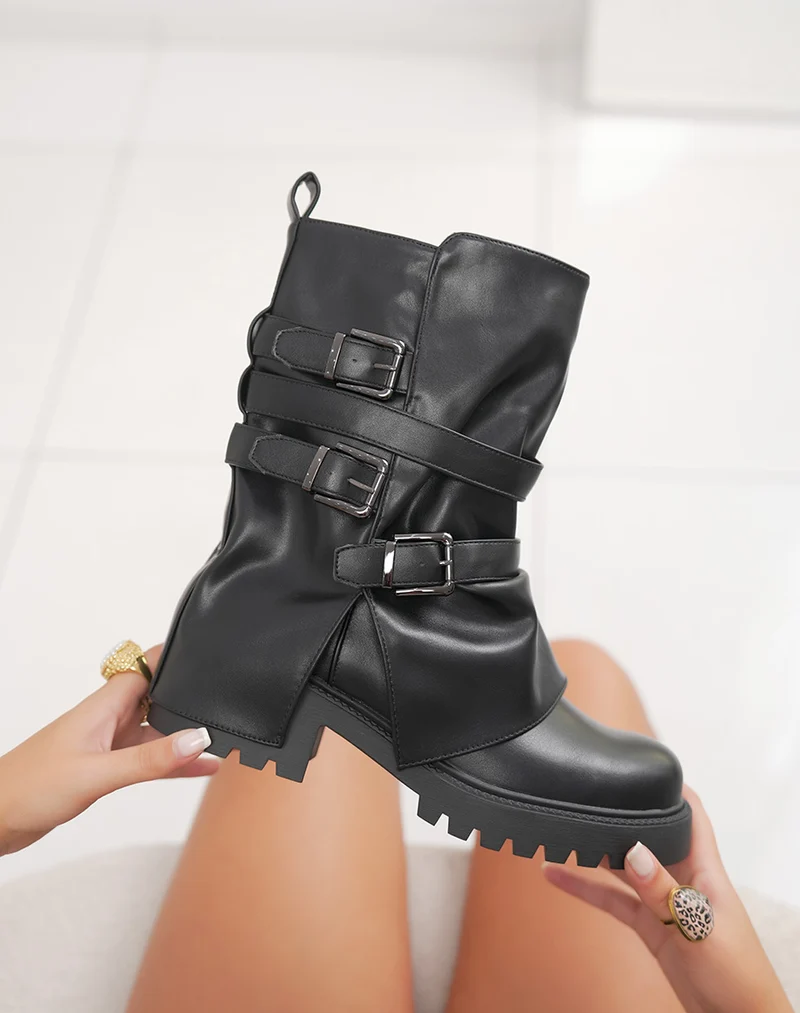 Bottines noires à revers avec sangles décoratives et semelle crantée