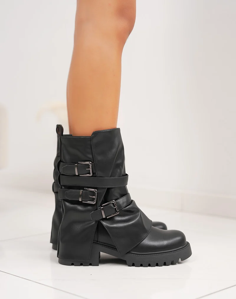 Bottines noires à revers avec sangles décoratives et semelle crantée