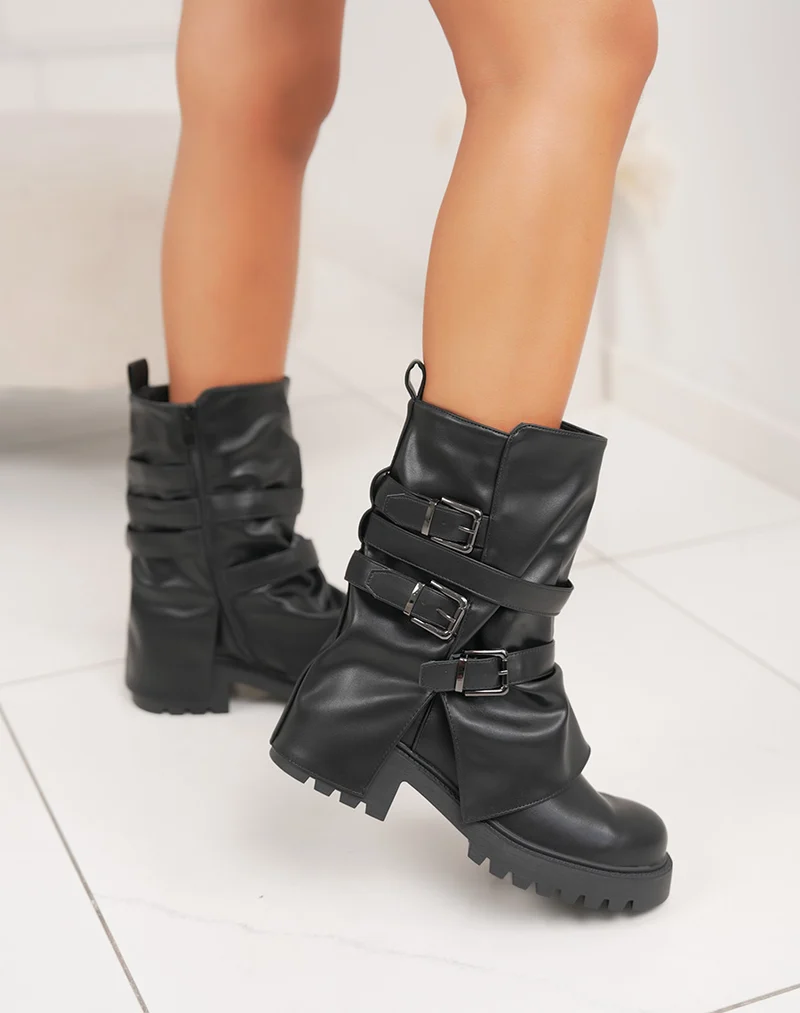 Bottines noires à revers avec sangles décoratives et semelle crantée
