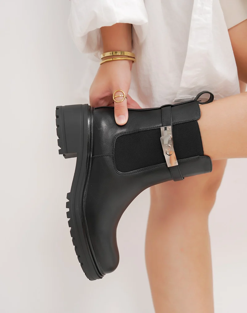 Bottines femme noires style Chelsea à lanière argentée et semelle crantée