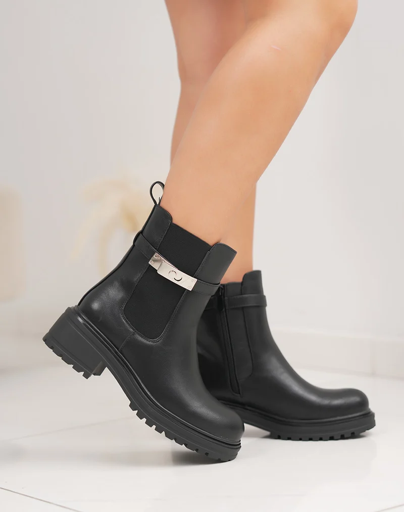 Bottines femme noires style Chelsea à lanière argentée et semelle crantée