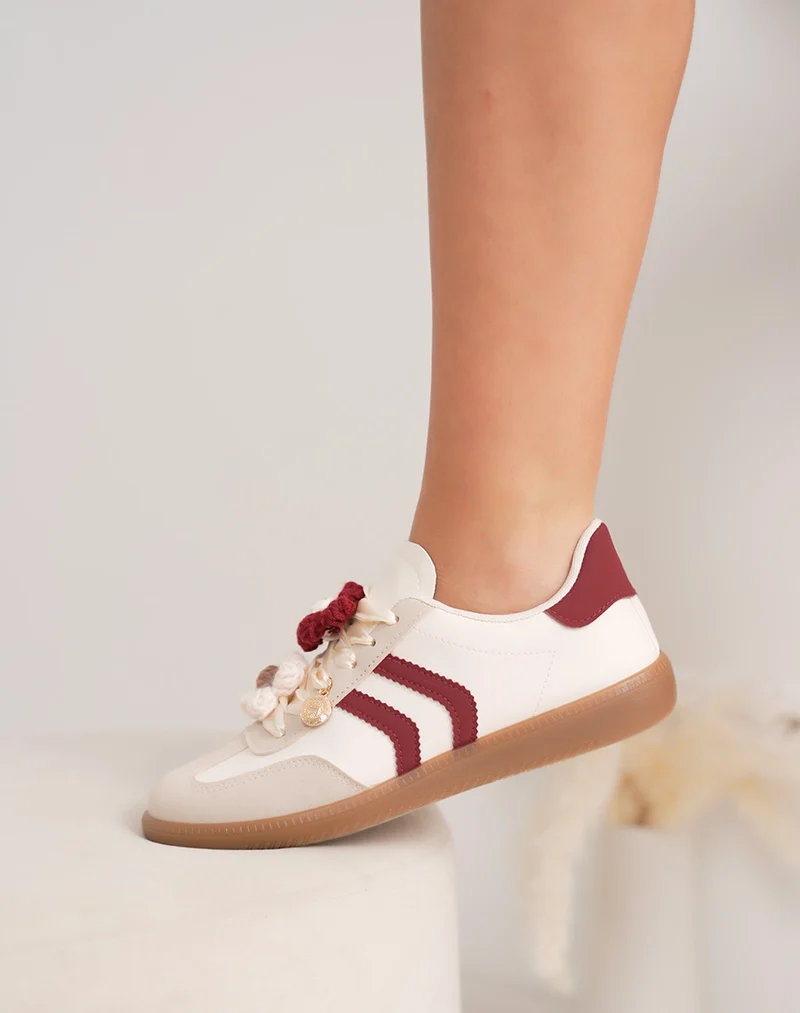 Basket femme beige à breloque fleur et détails bordeaux élégants
