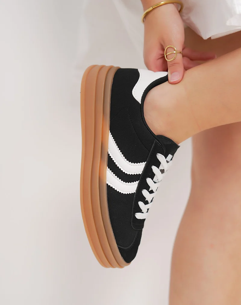 Basket femme noire à bandes blanches et semelle marron tendance